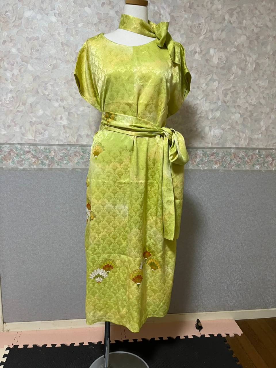 サンプル、サイズ合わせに使うドレスを仕立てました。